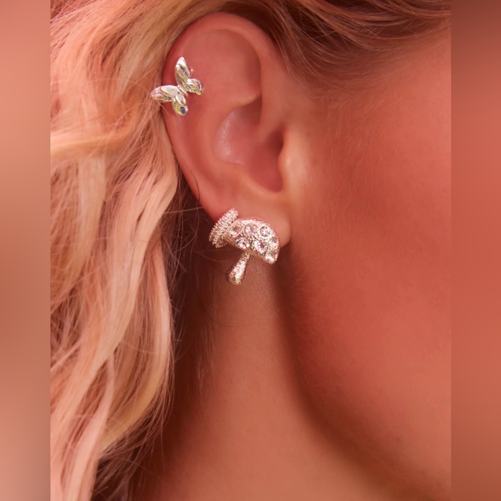 🦋 Butterfly Ear Cuff
